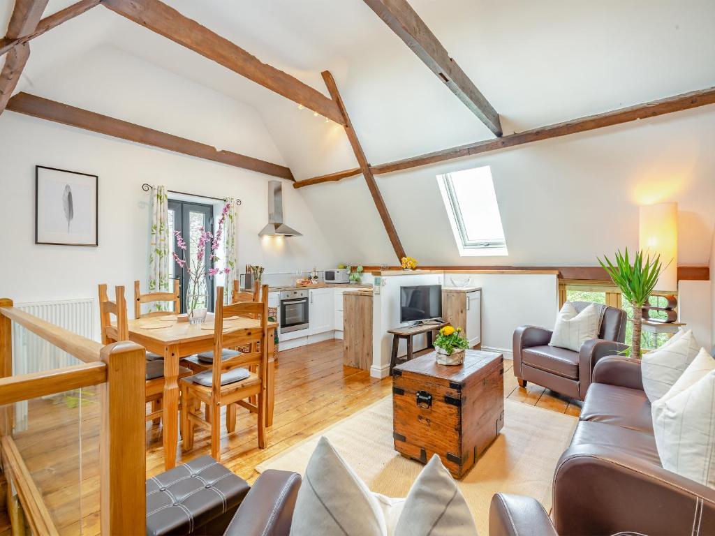 a living room with a table and a kitchen at The Hayloft - Ukc1038 in Hickling