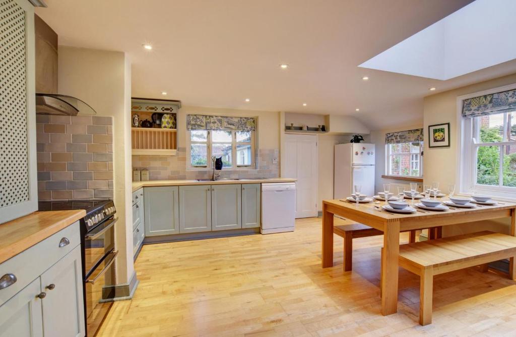 3 Bed in Woodbridge oc-sfdor 4