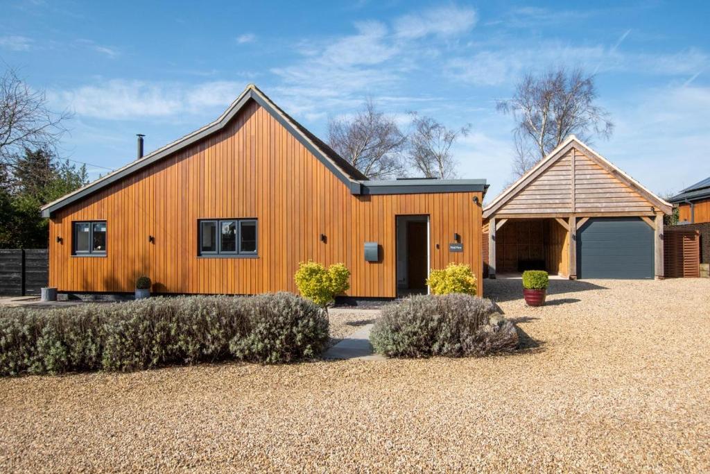 a wooden house with a gambrel roof at 3 Bed in Hindolveston oc-1986 in Hindolveston
