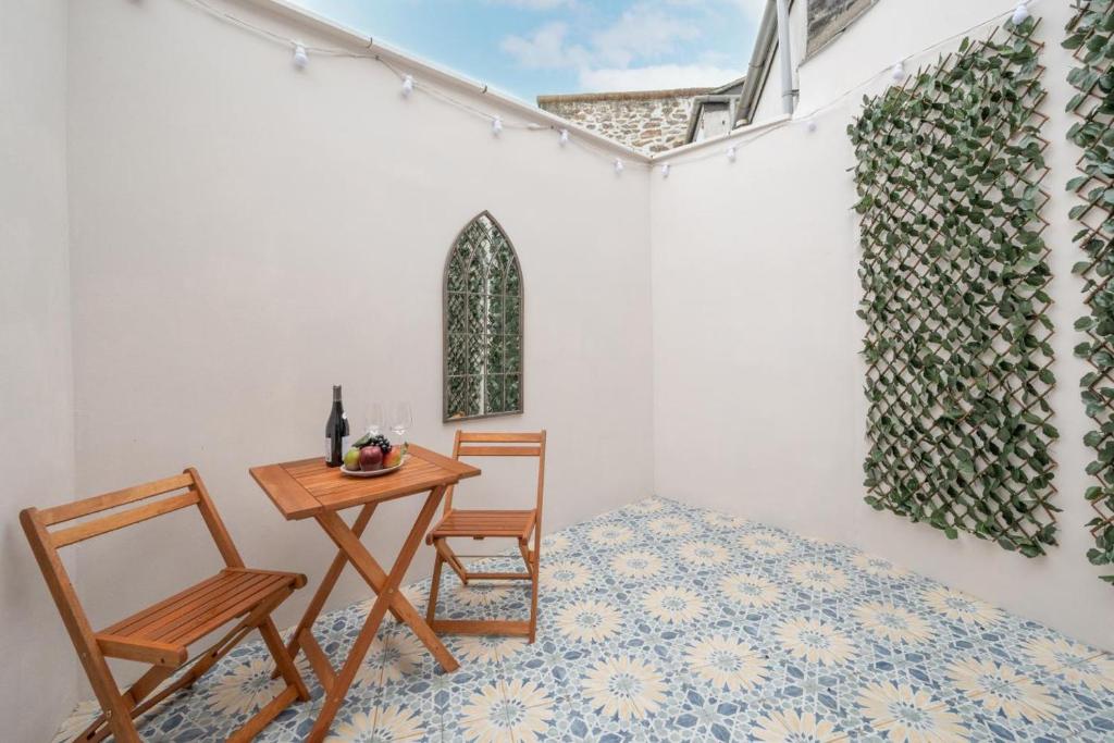 a table and two chairs in a room with a table at 2 Bed in Newlyn oc-oldbak in Newlyn