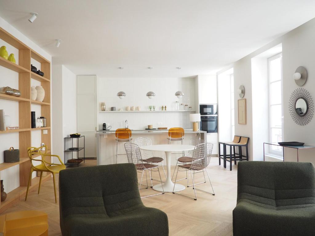 Beautiful bright apartment near Champs Elysées