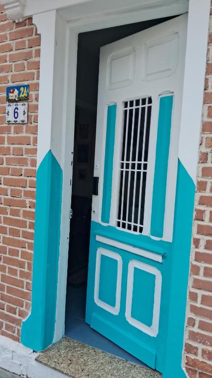 a blue and white door in a brick building at Pousada Hostel Trilhas e Rotas - Av Paulista - Bela Vista in São Paulo