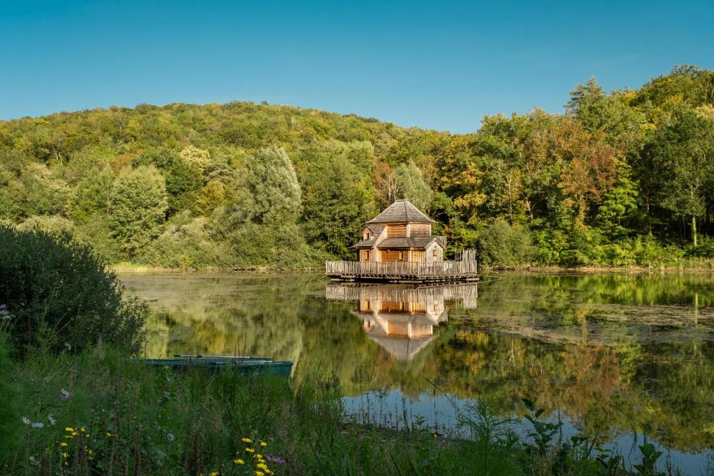 Domaine de la Combe Rossignol - cabanes dans les arbres, cabane flottante et suites insolites avec bain nordique à Vernois-lès-Vesvres France