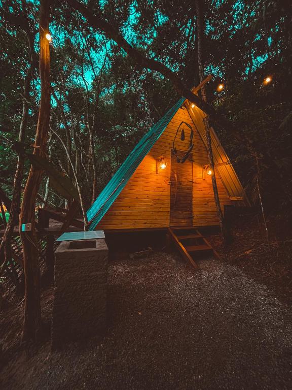 a small tree house in the woods at night at Cabana nas árvores in Mairiporã