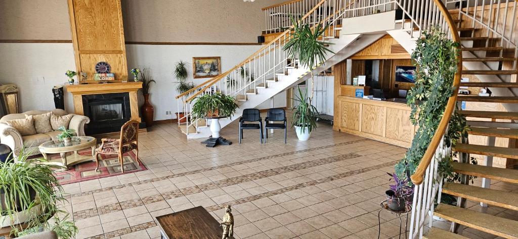 an overhead view of a living room with potted plants at Rodeway Inn Roswell in Roswell