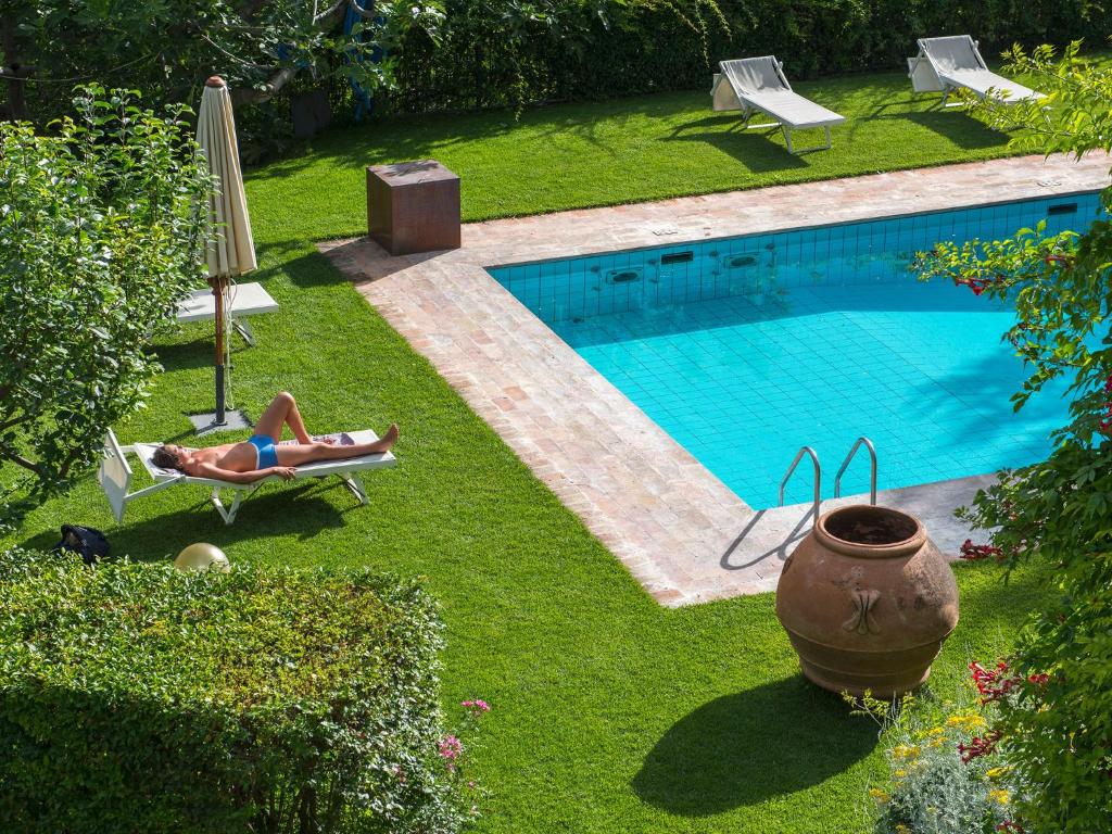 The swimming pool at or close to Casa Dei Lecci