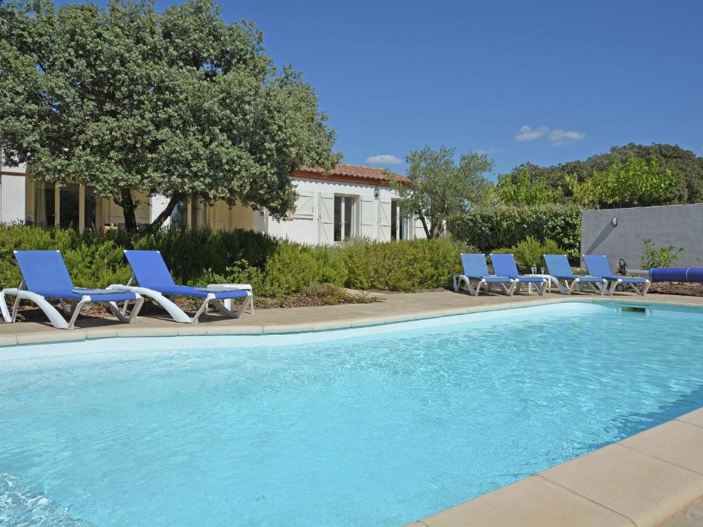 una piscina con tumbonas junto a una casa en Luxurious Villa in Escales with Pool en Escales