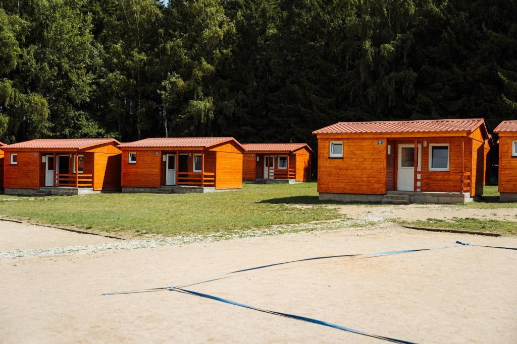 a row of orange rental houses in a row at Růžená - chatky u rybníka in Milevsko