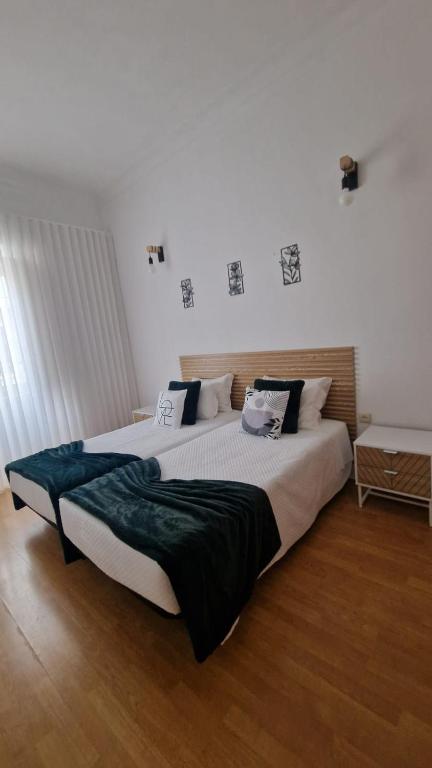 a bedroom with a large bed in a room at Hospedaria 5 Bicas in Aveiro