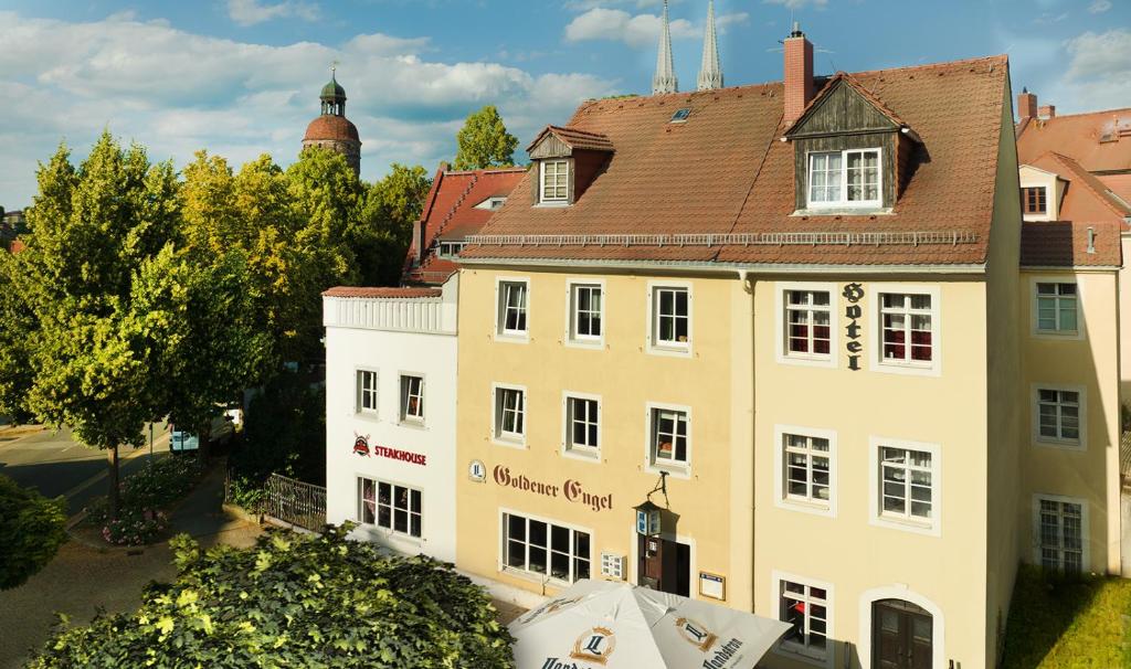 an overhead view of a building with an umbrella in front at Goldener Engel /Pension in Görlitz