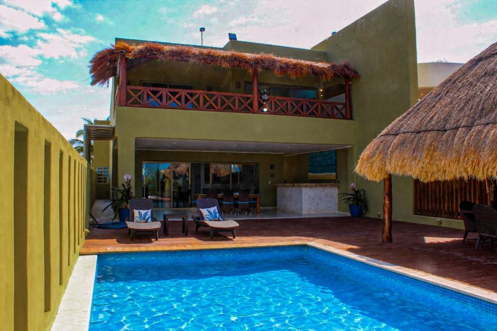 a villa with a swimming pool and a house at Villa Arkoi in Uaymitun