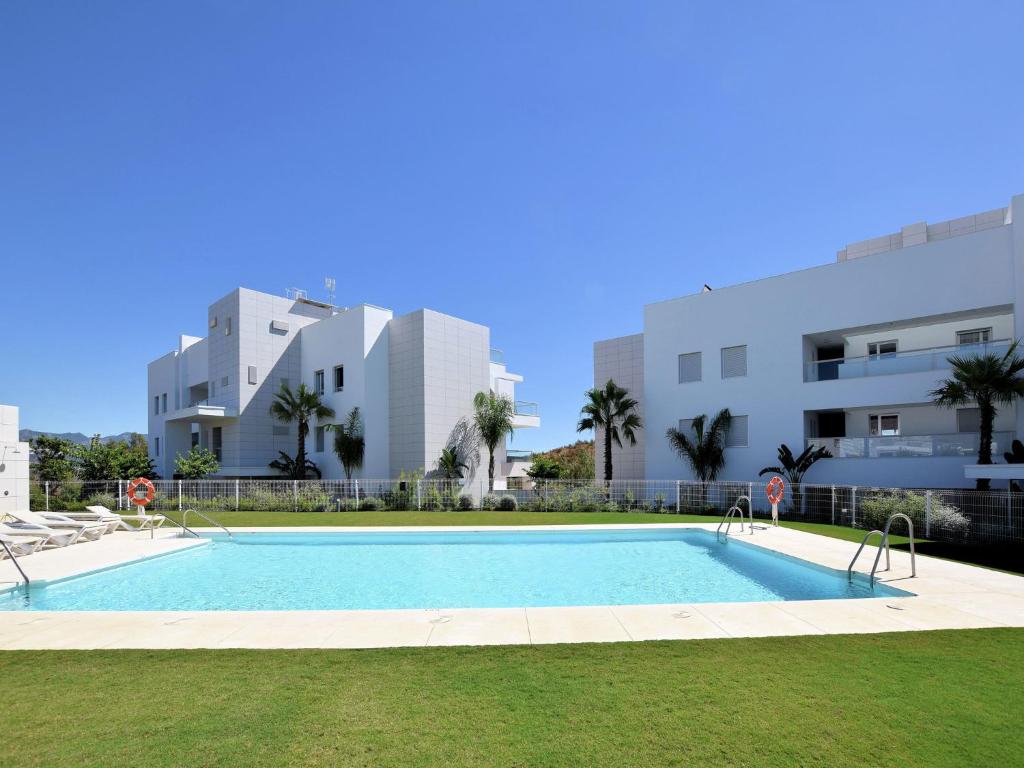 una gran piscina frente a un edificio en Belvilla by OYO Miraval, en Sitio de Calahonda