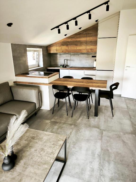 a kitchen and living room with a table and chairs at Artistik in Vodice