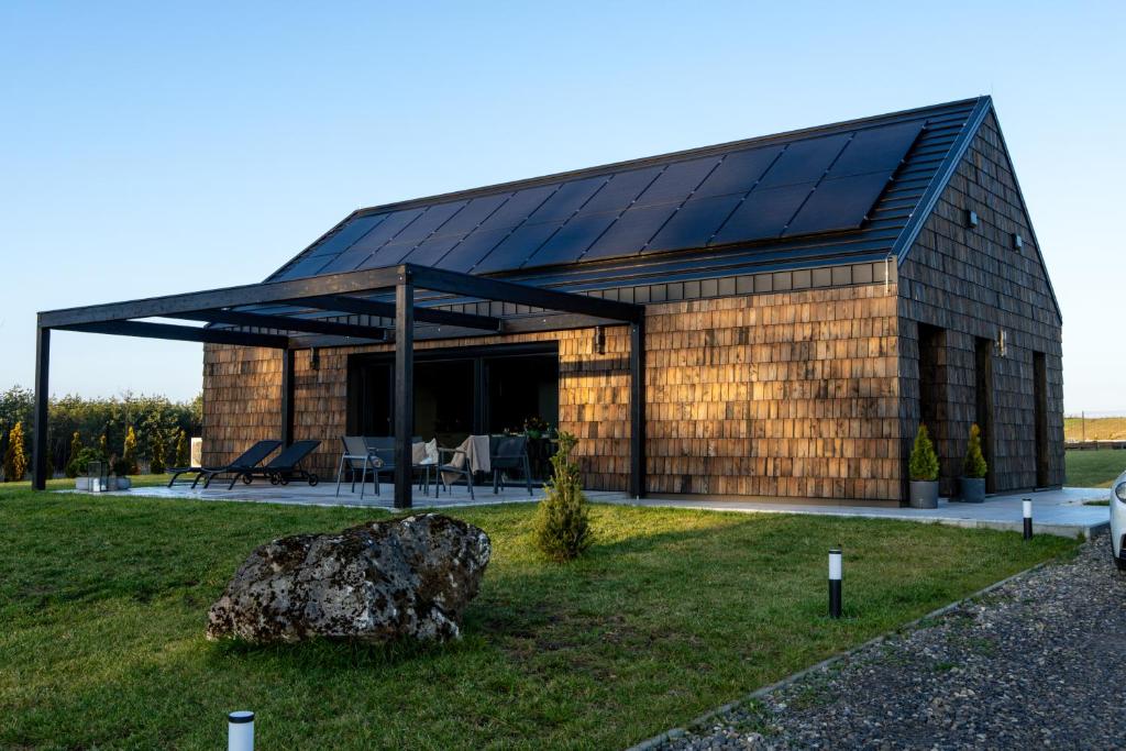 a house with solar panels on the side of it at Dom w czerni in Górniki