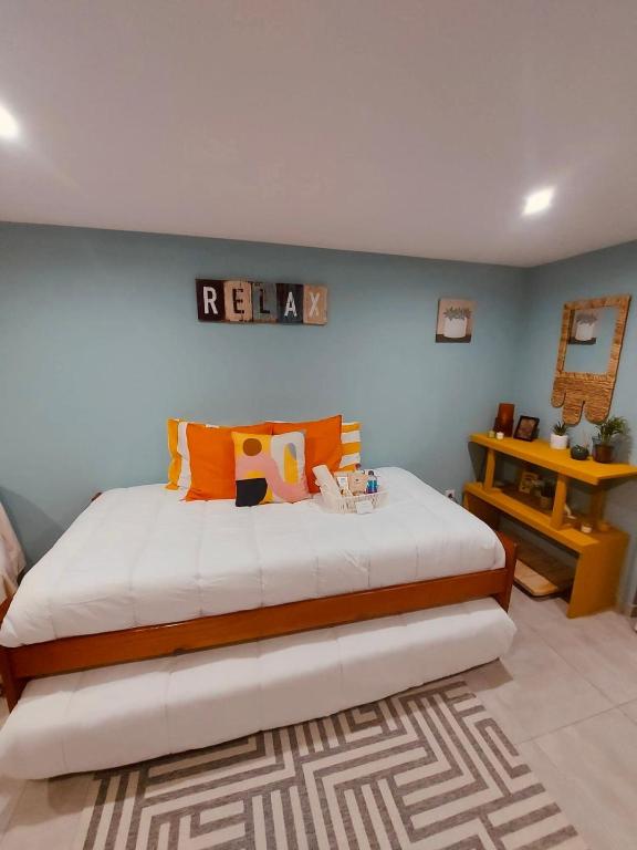 sypialnia z dużym łóżkiem i pomarańczowymi poduszkami w obiekcie Porto Essential Studio w Porto