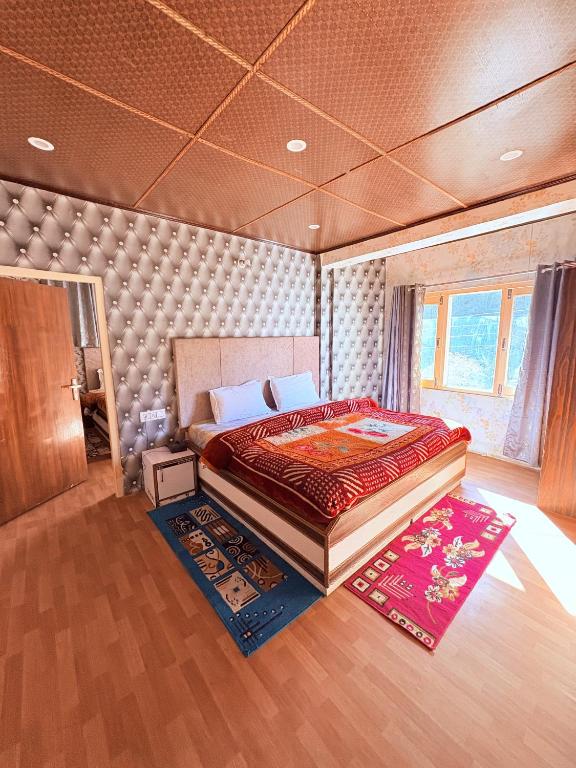 a bedroom with a large bed in a room at Nature Nook's Kufri in Kūfrī