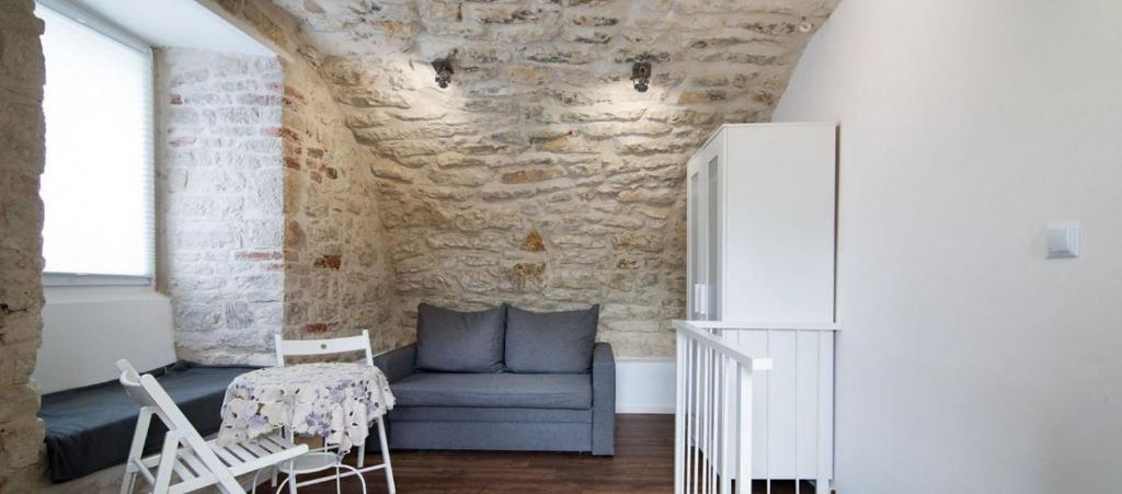 a living room with a couch and a table at Lochy Podgórna 6 in Kazimierz Dolny