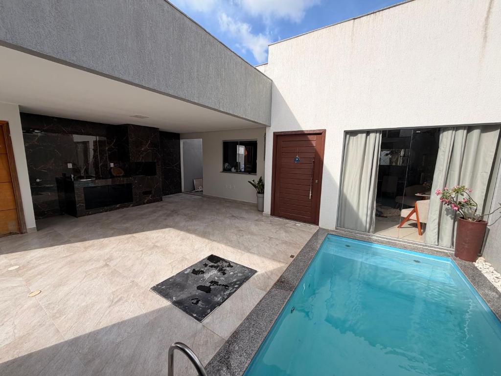 a swimming pool in front of a house at Casa com piscinas paragominas in Paragominas