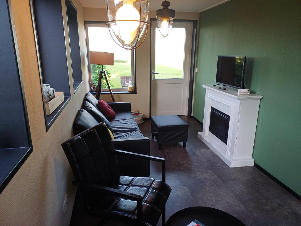 a living room with a couch and a tv at Sunrise in Hollum