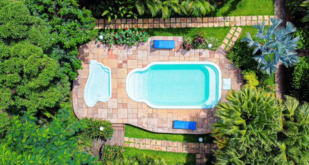 an overhead view of a swimming pool in a yard at Flat Barra in Barra Grande