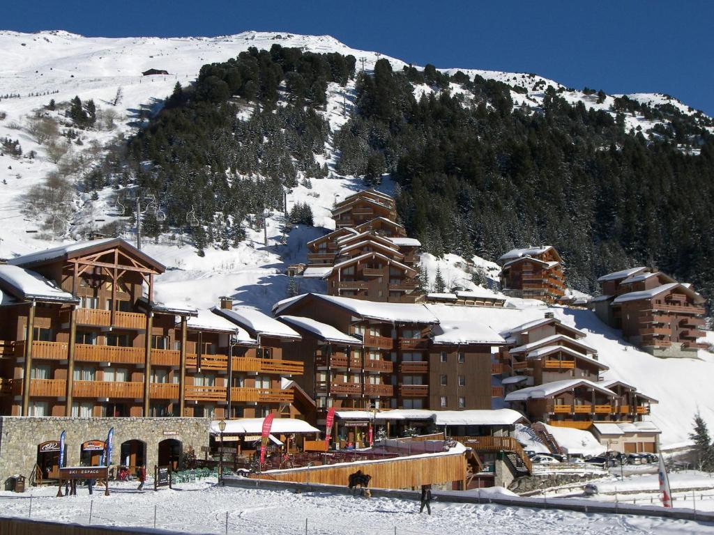 um grande alojamento de esqui com neve numa montanha em Enticing Apartment in M ribel with Balcony em Méribel