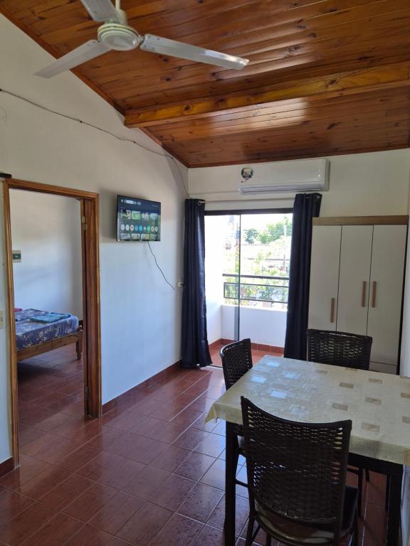a dining room with a table and chairs at Dos habitaciones Cómodo Residencia in Encarnación