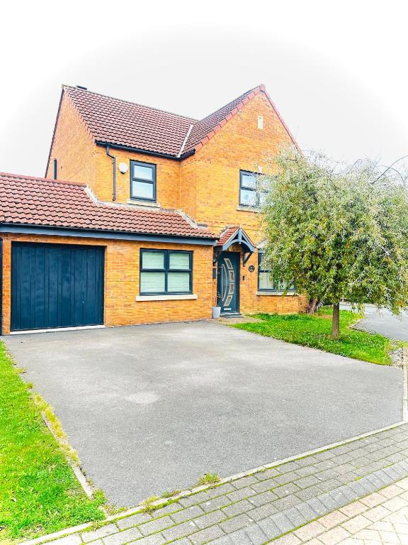 a brick house with a garage and a driveway at Contractors Home - 4 Bedroom Long Stays Welcome - Barnsley in Shafton