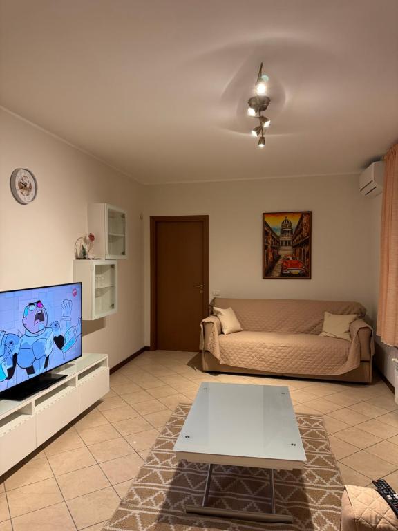 a living room with a couch and a tv at Karen Sofia Modern Appartament in Opera