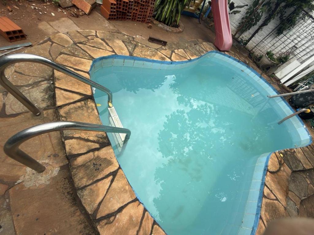 una piscina vuota con ringhiere metalliche intorno di Lodecampu ad Asunción