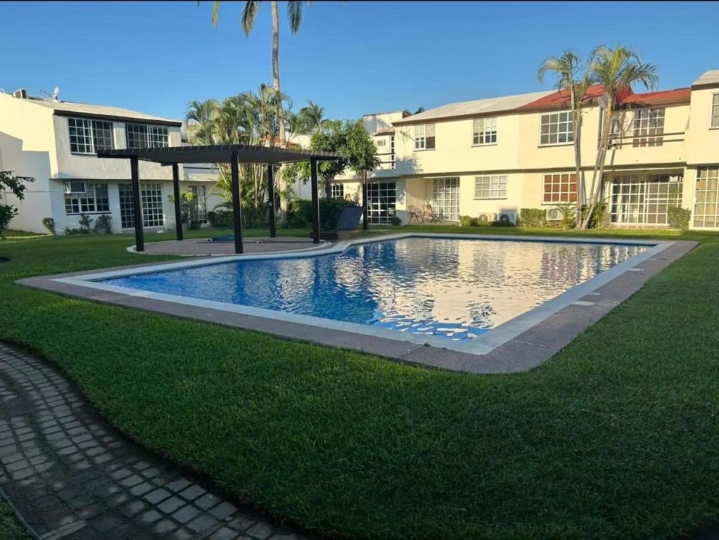 a swimming pool in the yard of a building at Casa Totalmente Equipada en Acapulco Diamante in Acapulco
