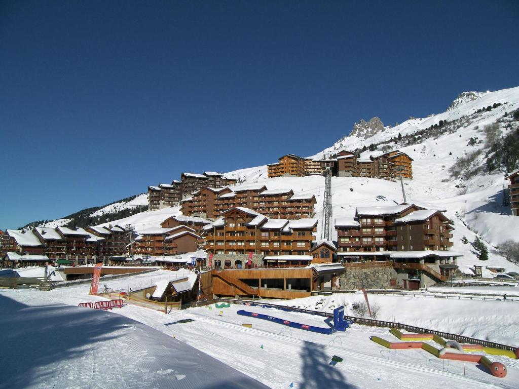 un lodge de esquí en una montaña nevada con nieve en Attractive Apartment in M ribel near Les 3 Vall es, en Méribel