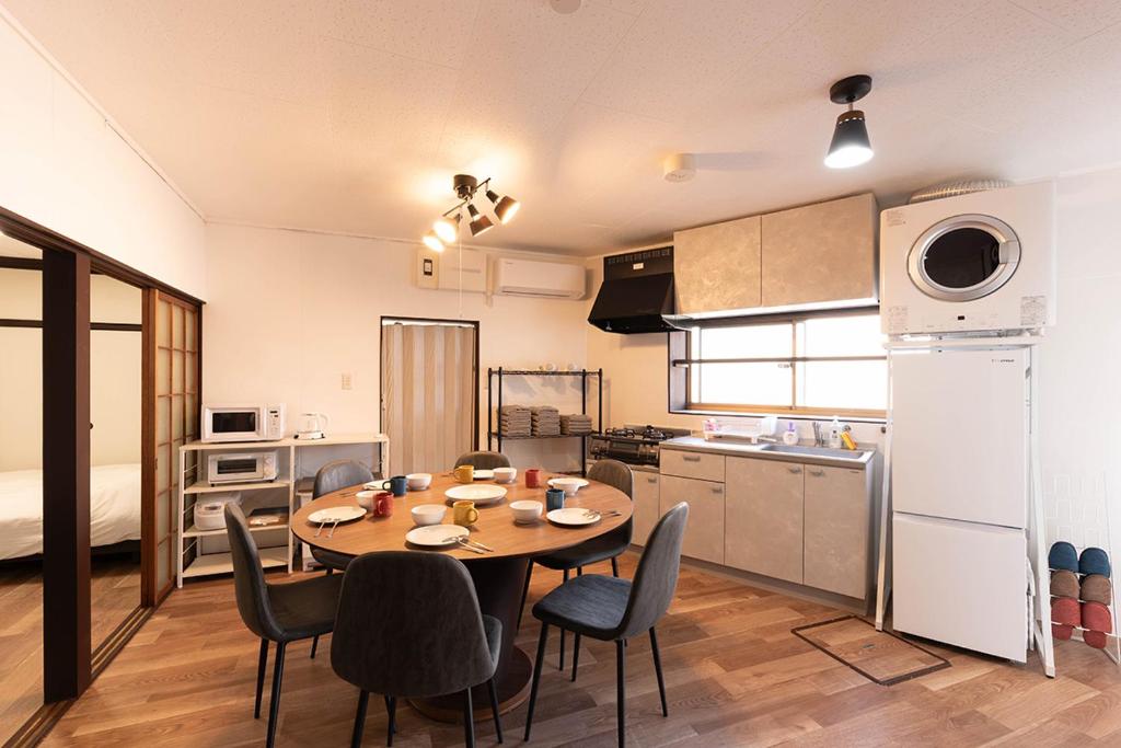 a kitchen and dining room with a table and chairs at Oyadoya江南名古屋まで車で40分Free car space2台 in Kōnan