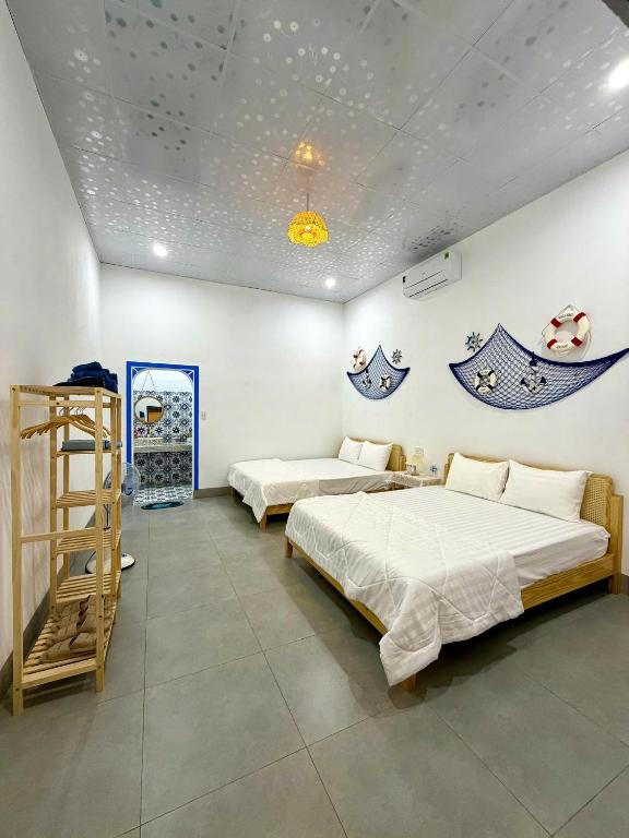 a bedroom with two beds and a ladder in it at Homestay Đan Sam in Ninh Hải