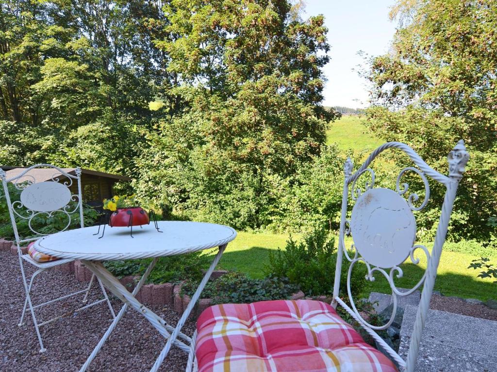 ElpeにあるGorgeous Apartment in Olsberg near Ski Areaのテーブル、椅子2脚、リンゴ付きテーブル