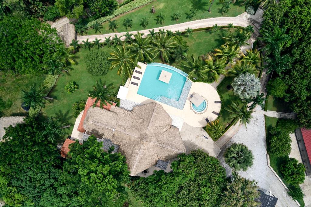 an overhead view of a house with a swimming pool at Finca Los Mangos in Doradal