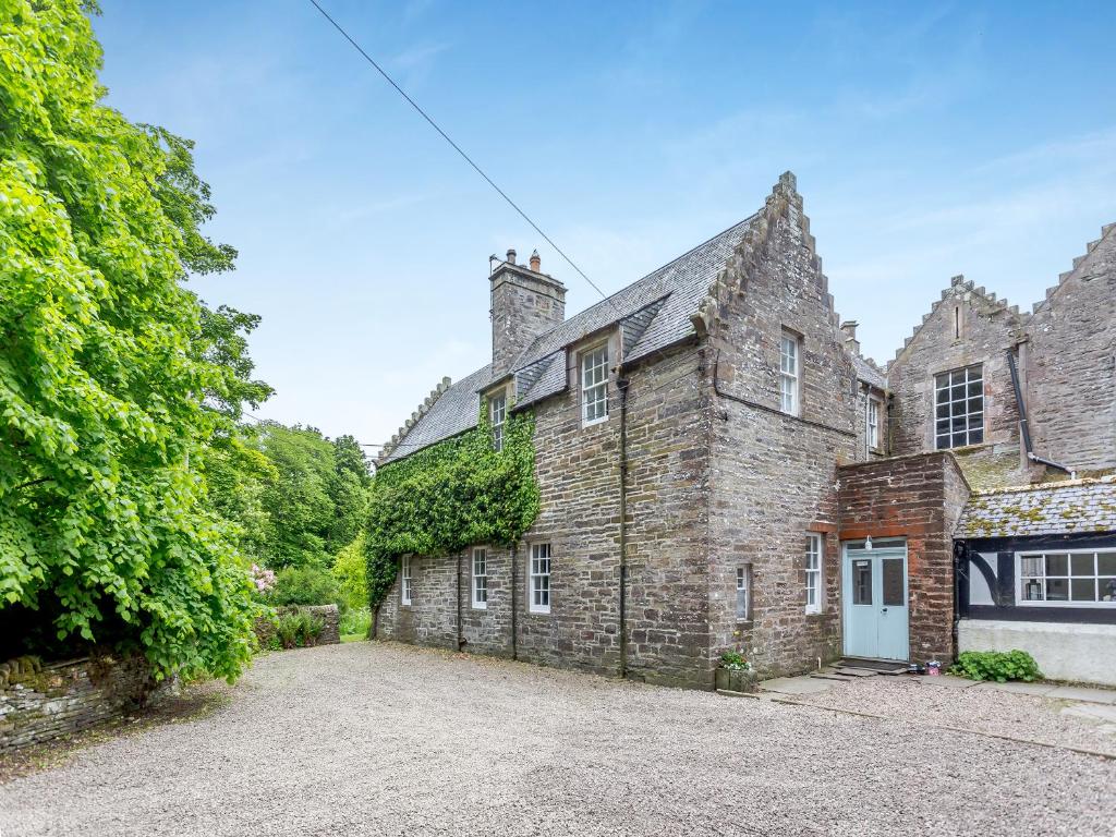 an old stone house with a driveway at The Ivy Wing in Slickly