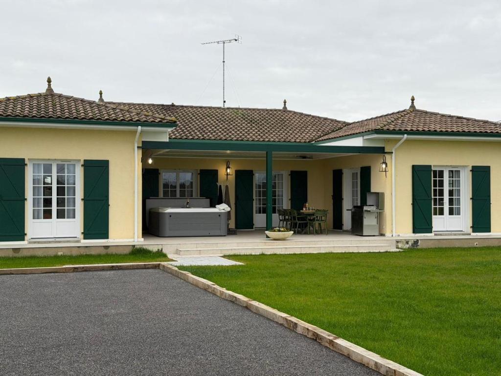 a house with a green and yellow at Gîte du nouguès, 6 in Garrey