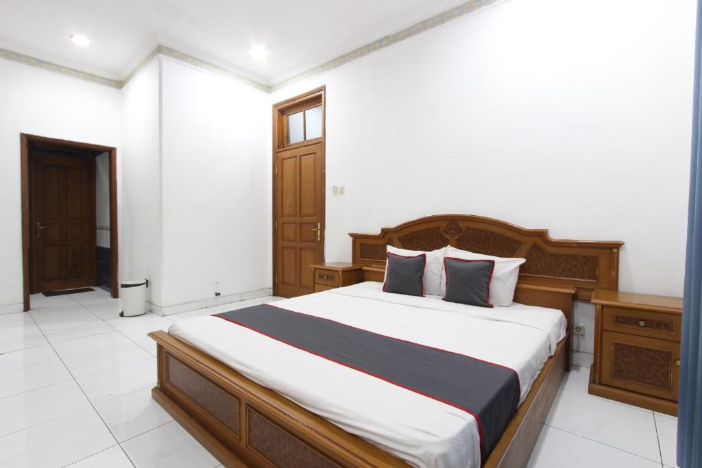a bedroom with a large bed in a room at Bimo Inn Malioboro in Yogyakarta