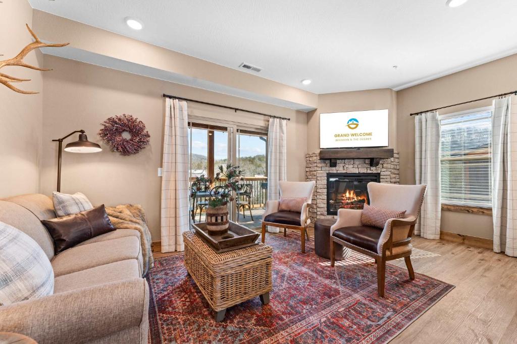 a living room with a couch and chairs and a fireplace at Timberline Hideaway with Hot Tub in Hollister