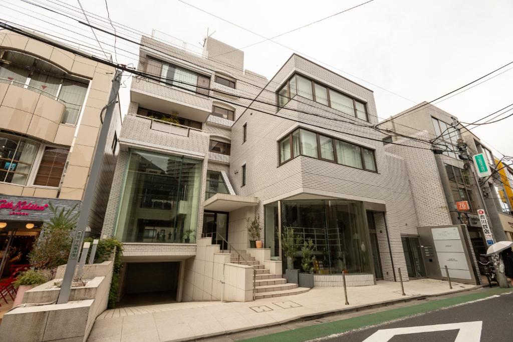 a building on the corner of a street at 云溪 表參道 in Tokyo