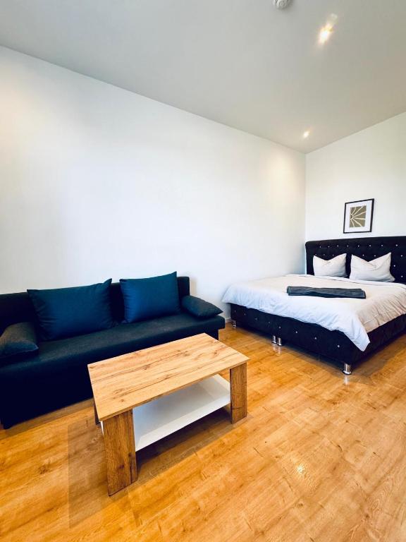 Comfortable Private Rooms in 3BR Apartment Near Kaufpark Alterlaa