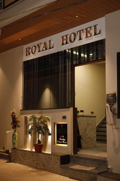 a hotel with a sign on the front of a building at Royal Hotel in Begūn