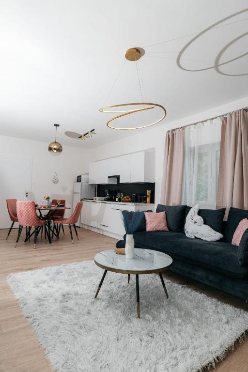 a living room with a blue couch and a table at Wonder Bűbáj Mátrafüred in Gyöngyös