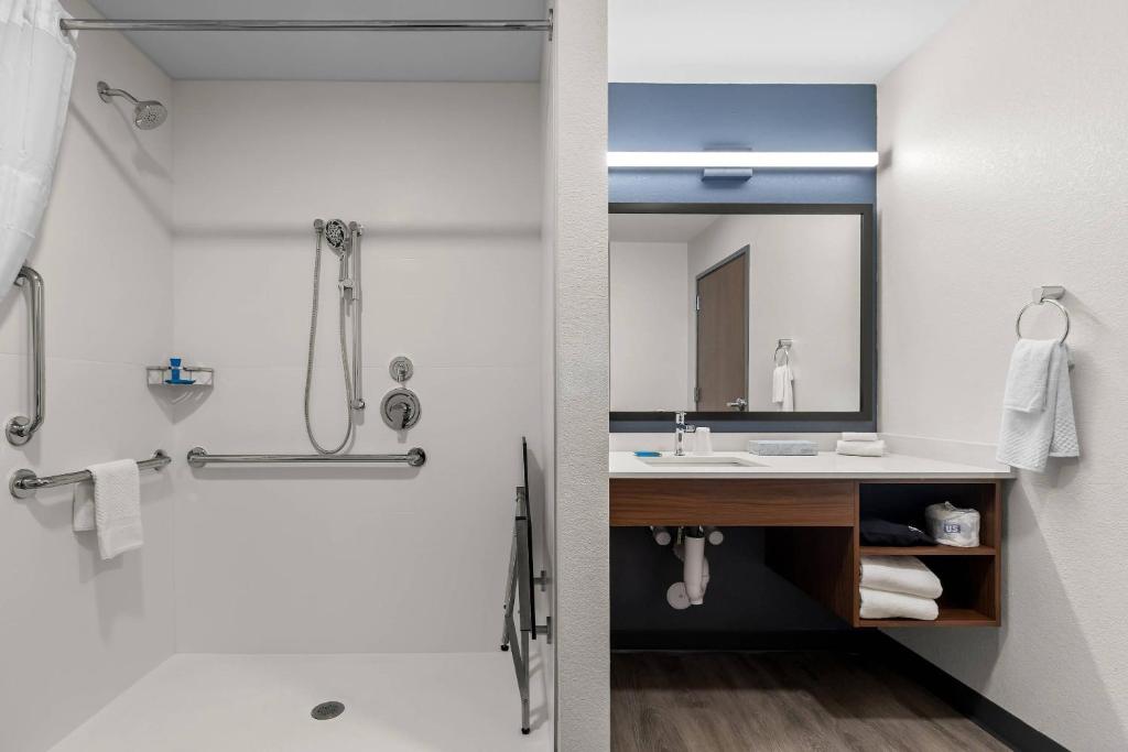 Everhome Suites Wichita Northeast by Choice Hotels photo