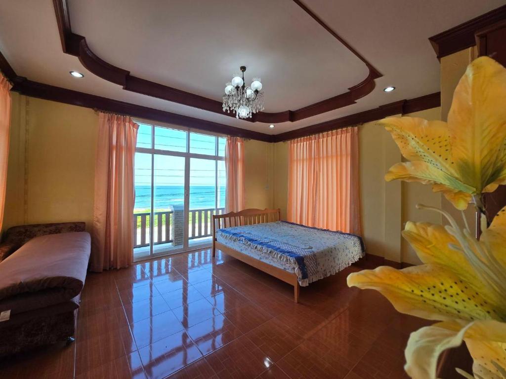 a living room with a bed and a balcony at บ้านชมพู in Ban Nong Ban Kao