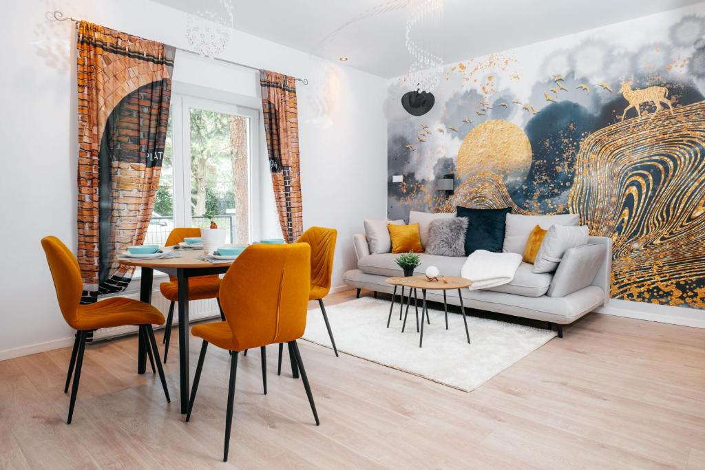 a living room with a couch and a table and chairs at Wonder Mandragora Mátrafüred in Gyöngyös