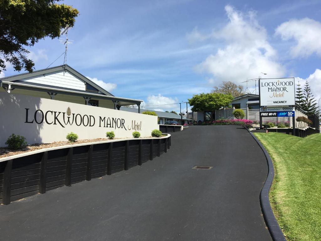 a road leading to a lockford market building at Lockwood Manor Motel in New Plymouth