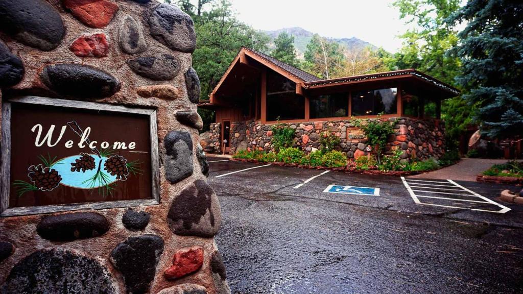 a welcome sign on the side of a building at Junipine Resort in Sedona