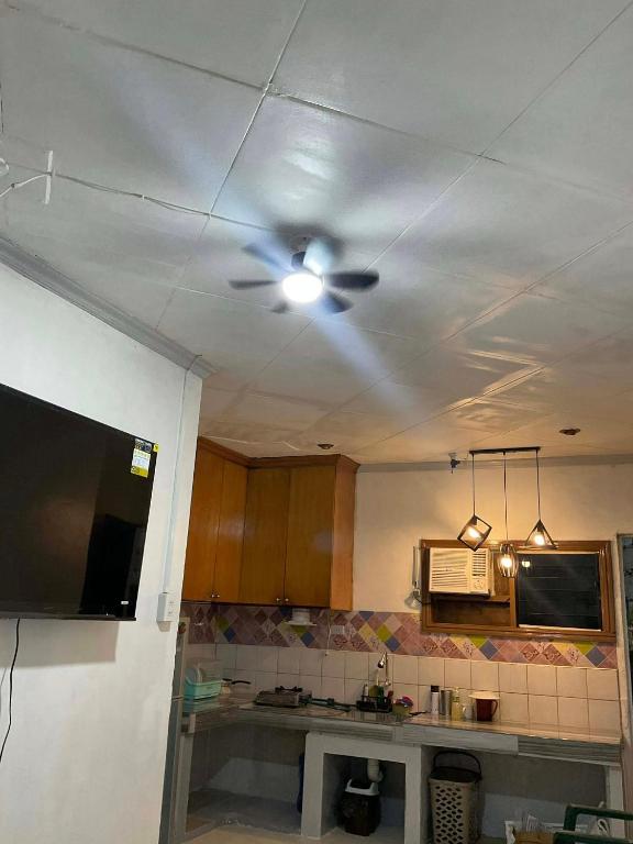 a ceiling fan in a kitchen with at Cebu Cozy Affordable Transient Room Wifi Netflix Shower Heater in Cebu City