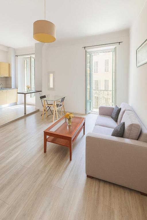 Large 1 bedroom apartment, balcony, very central Nice